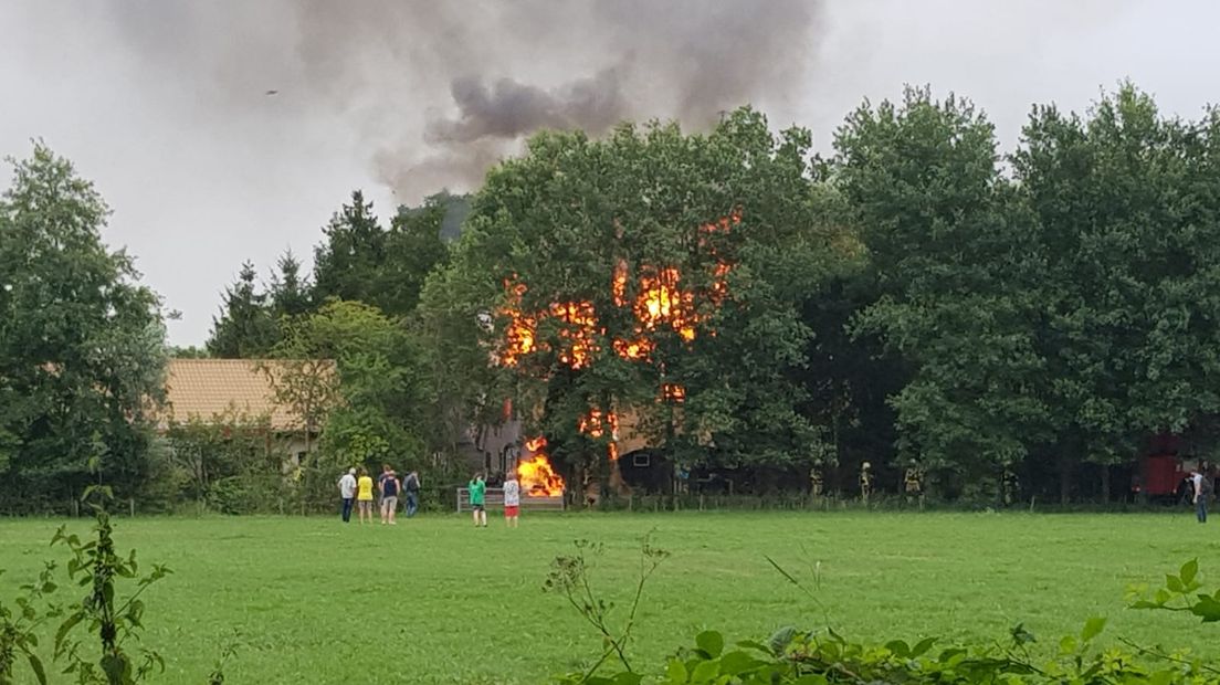 De brandweer is zondag groots uitgerukt voor een uitslaande woningbrand in Klarenbeek. In het dorp ten oosten van Apeldoorn vatte een vrijstaand huis met een rieten dak vlam.