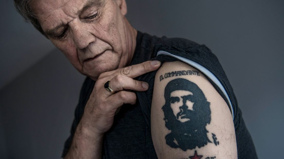 Afzwaaiend VCP-fractievoorzitter Engel Modderman met een tattoo van zijn communistische voor