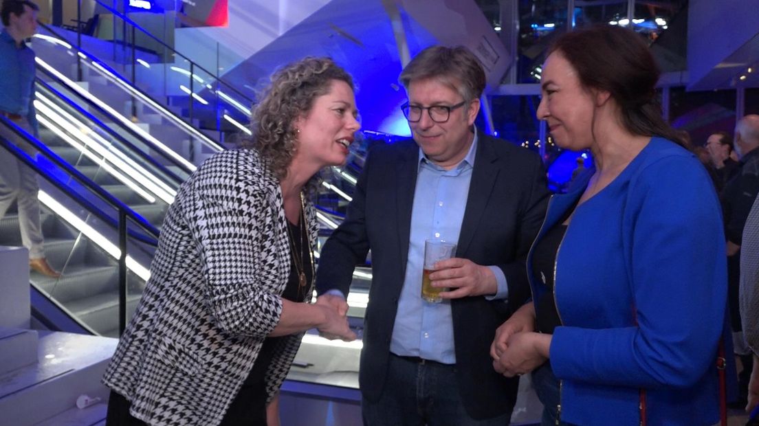 Kirsten de Wrede (PvdD) met wethouders Roeland van der Schaaf (PvdA) en Isabelle Diks (GroenLinks)