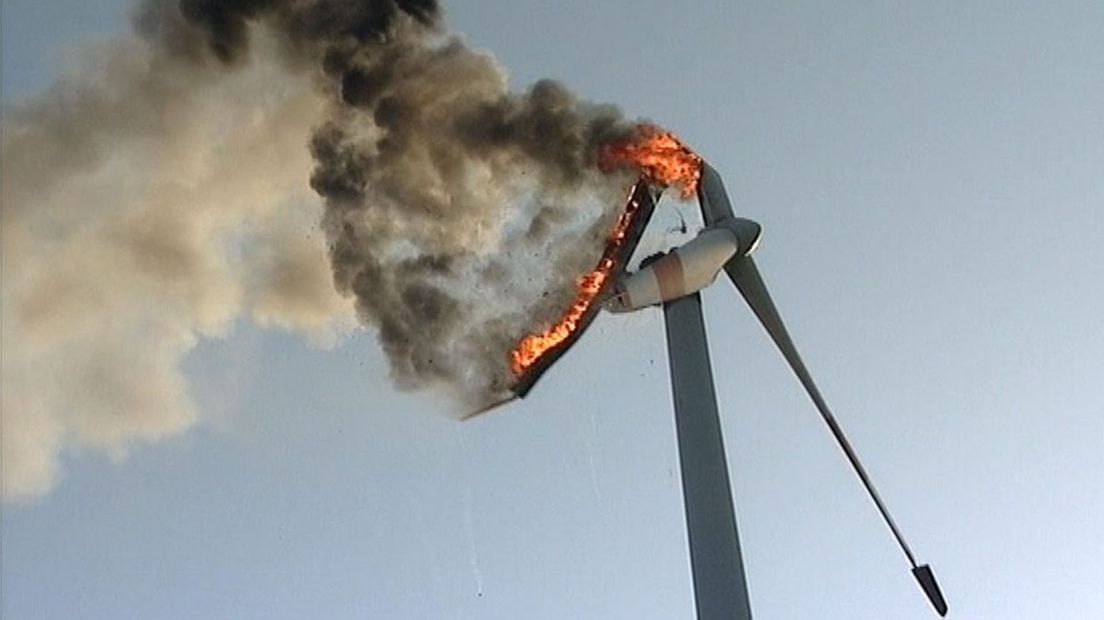 Een brandende windmolen