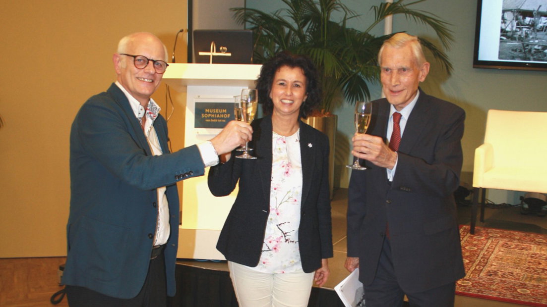 Erik Somers (NIOD), Yvonne van Genugten (Indisch Herinneringscentrum) en oud-minister Ben Bot