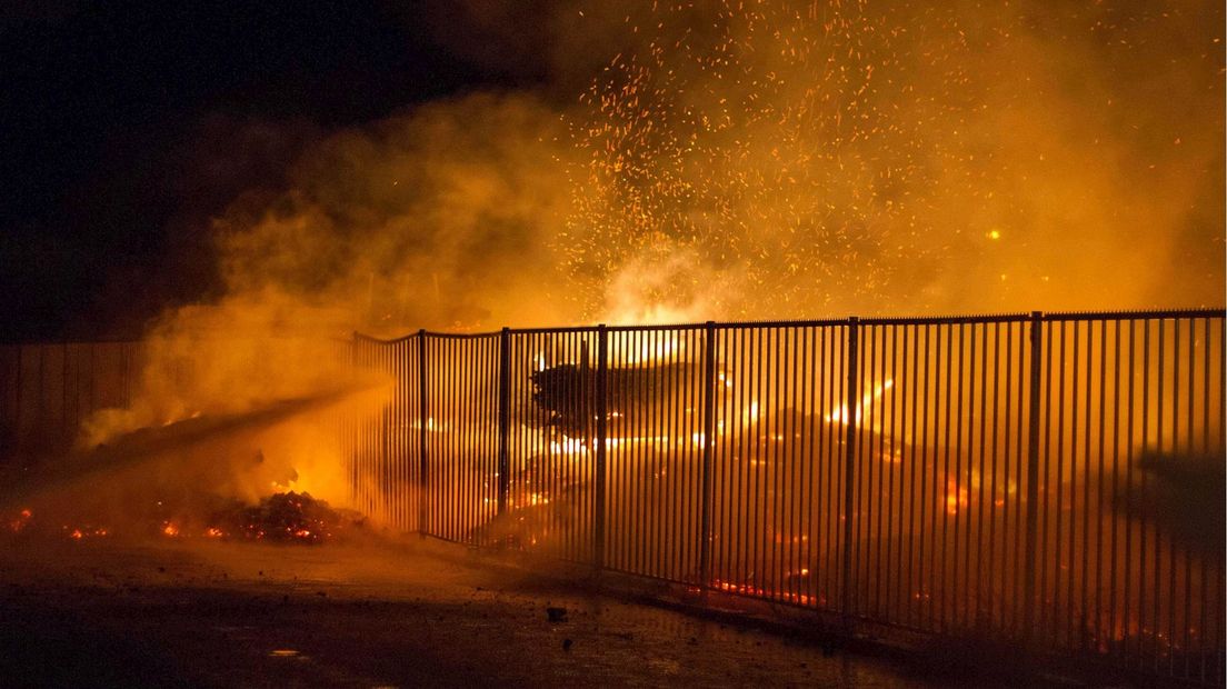 Grote brand in lading hout bij EMERGO in Almelo
