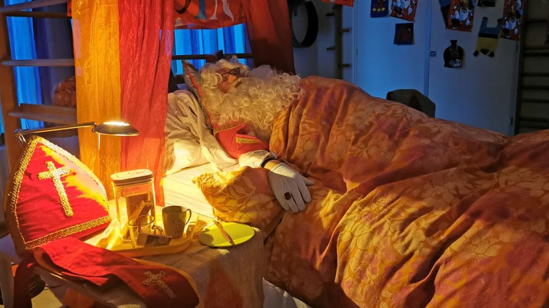 Sinterklaas ligt heerlijk te slapen op school (Rechten: OBS De Zwarm)