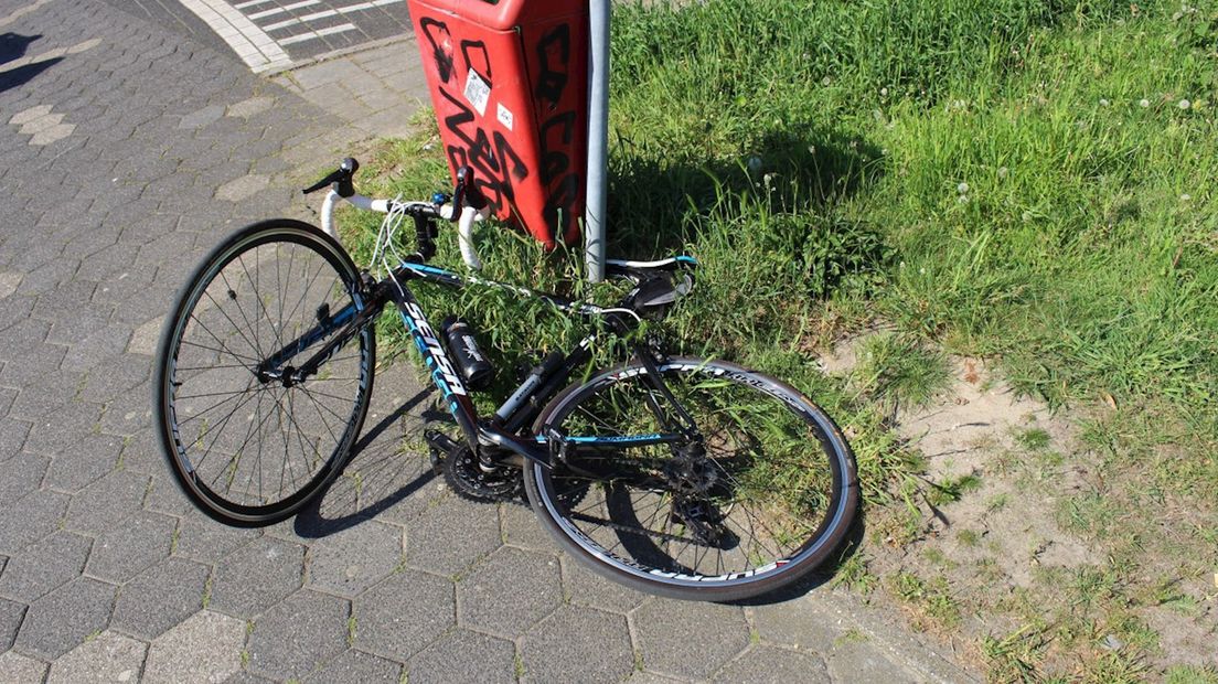 Auto knalt tegen fietser in Hengelo