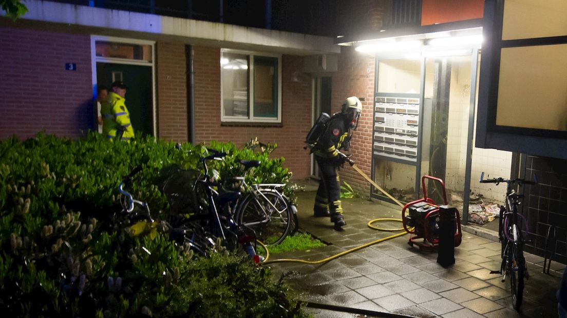 Onbekenden stichten brand in trappenhuis Nijverdal