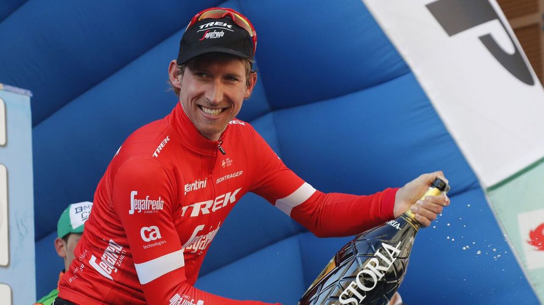 Mollema ontkurkt de champagne na zijn eerste zege van het wielerseizoen 2018.
