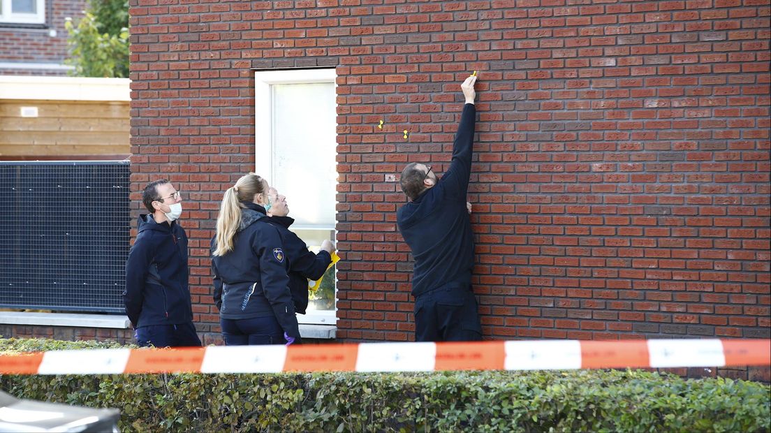 Medewerkers van politie en justitie doen onderzoek na de mislukte liquidatie in Zwolle