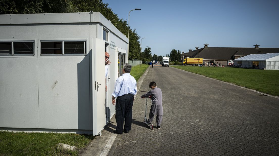 Afghaanse evacués in de Willem Lodewijk van Nassaukazerne in Zoutkamp