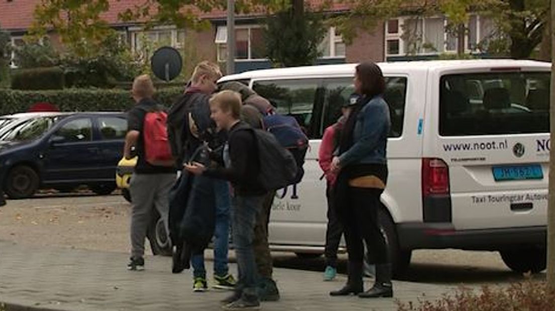 Betrokken houden hun hart vast. Per 1 januari gaat de organisatie van aanvullend vervoer in Gelderland volledig op de schop (leerlingen-, gehandicapten-, ouderenvervoer). Er komen zes regio's die het vervoer moeten regelen, op de manier zoals ze het sinds kort in Arnhem-Nijmegen doen. En daar is het volledig misgegaan.