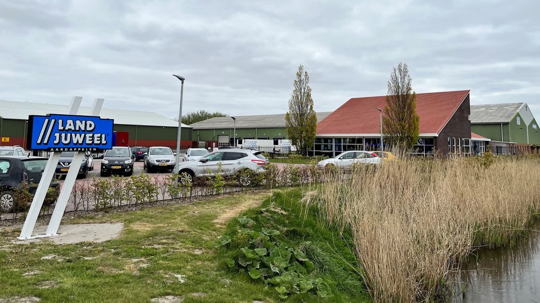 Het complex van Landjuweel aan de weg tussen Oosternieland en Uithuizermeeden