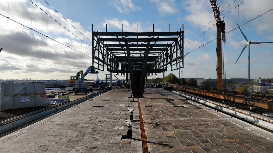Er wordt nog druk gewerkt aan het station. 