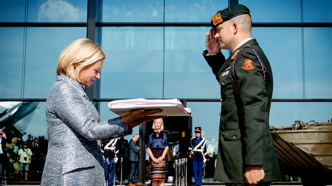 In 2016 nam toenmalig Hennis-Plasschaert de vlag in ontvangst bij het museum in Soesterberg.