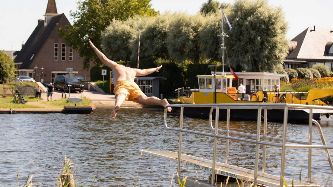 Duikplank Bij De Eem Is Weer Terug Tijdens De Hittegolf Na 30 duikplank-bij-de-eem-is-weer-terug-tijdens-de-hittegolf-na-30