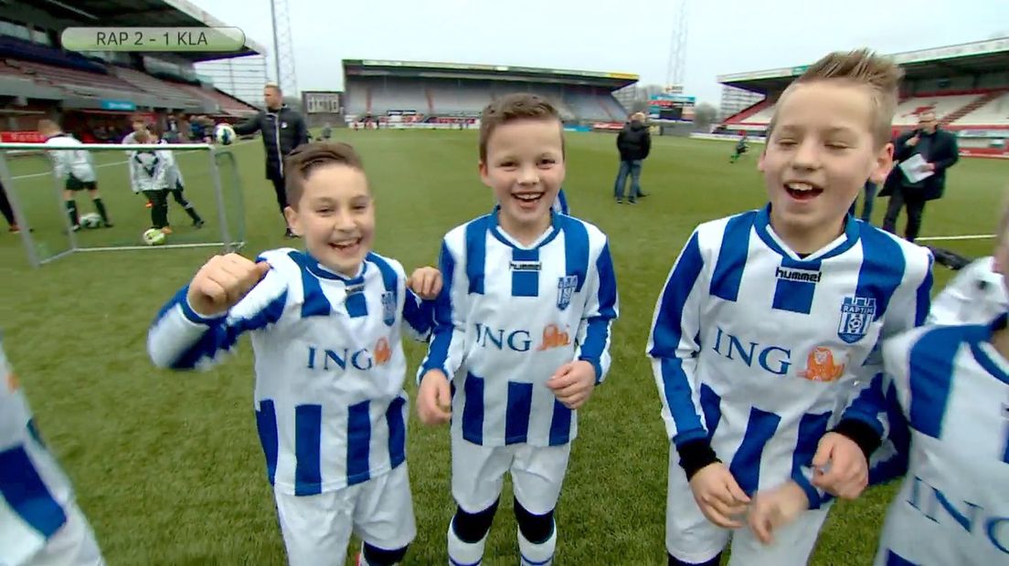 Raptim viert de zege op FC Klazienaveen in de Onze Club Junior Cup