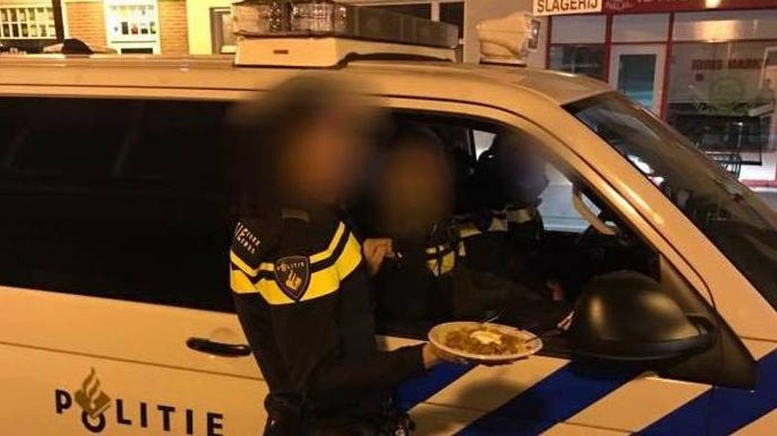 Agenten krijgen na een melding van geluidoverlast in de Scheldestraat een warme maaltijd aangeboden