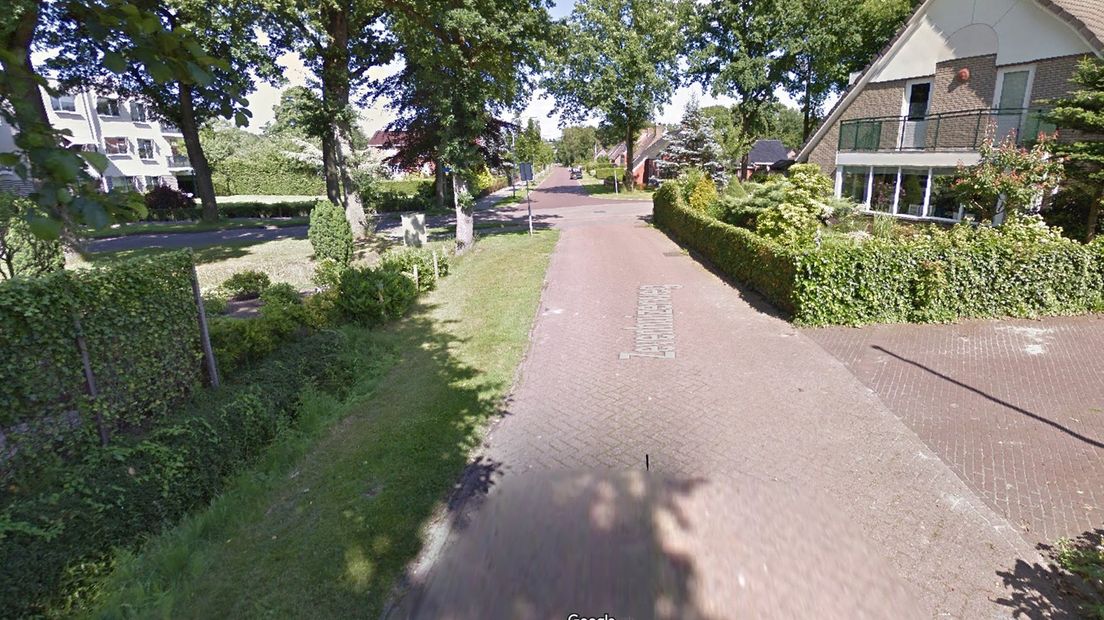 De Zevenhuizerweg ter hoogte van het Klompenmuseum