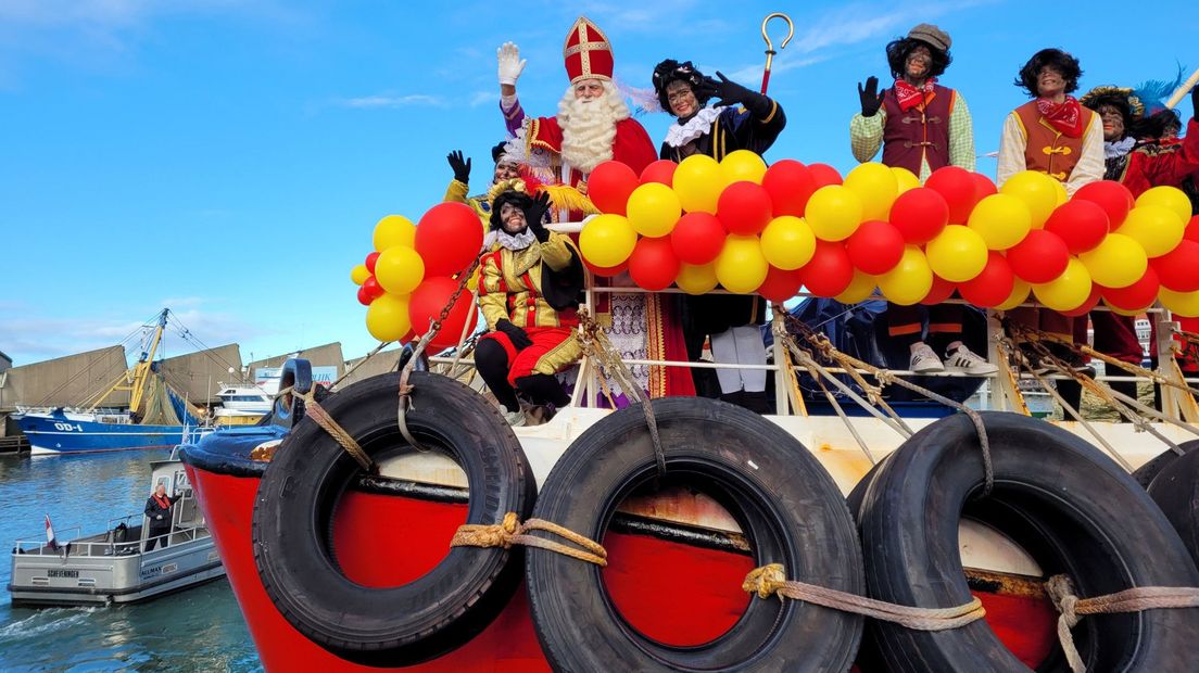 Sinterklaas komt aan in de haven van Scheveningen