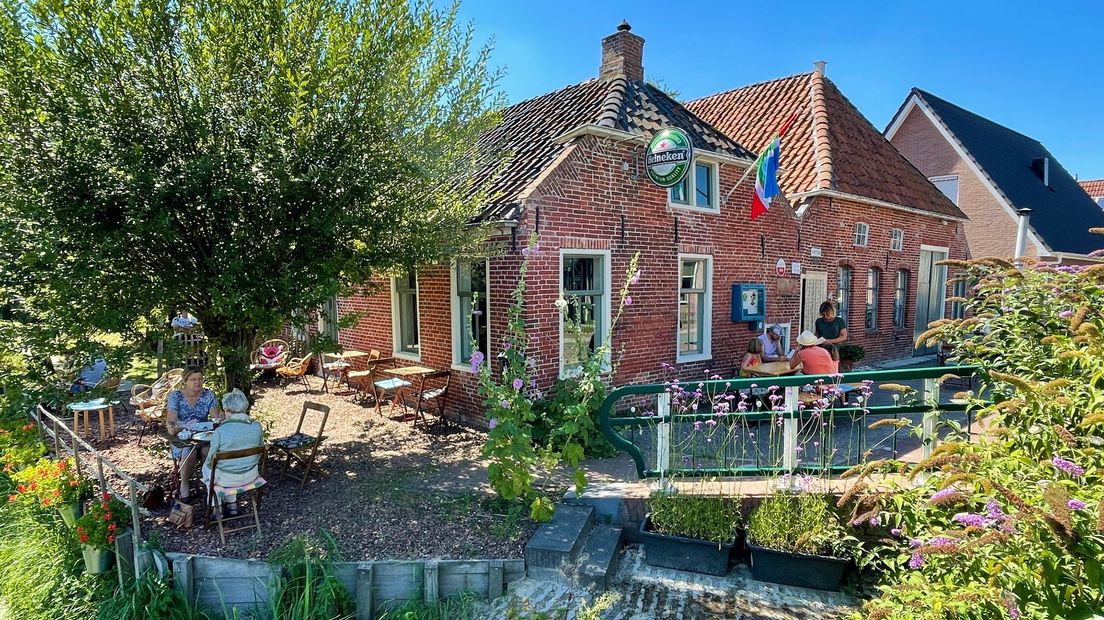 Zicht op het huiskamercafé in Westerwijtwerd
