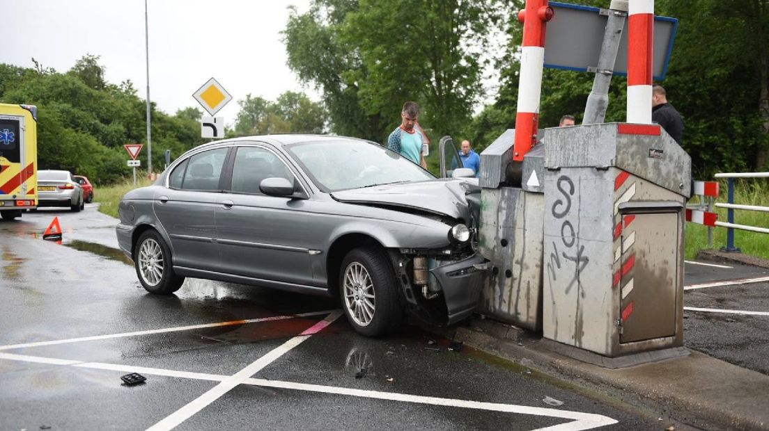 De auto kwam tegen de brug tot stilstand