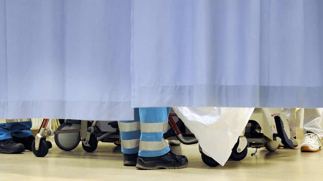 Een ziekenhuisbed wordt bezet op de Spoedeisende Hulp