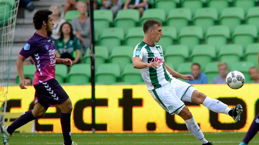 Yoëll van Nieff is Yassin Ayoub van FC Utrecht te snel af archief