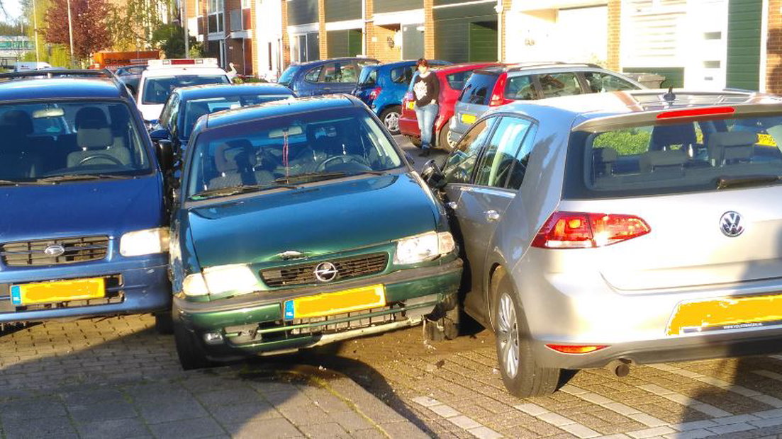 Een politieachtervolging die begon op de A12, is dinsdagavond geëindigd in winkelcentrum Presikhaaf in Arnhem. Daarbij raakten drie politieauto's beschadigd. Een van deze wagens belandde bovenop een scooter.