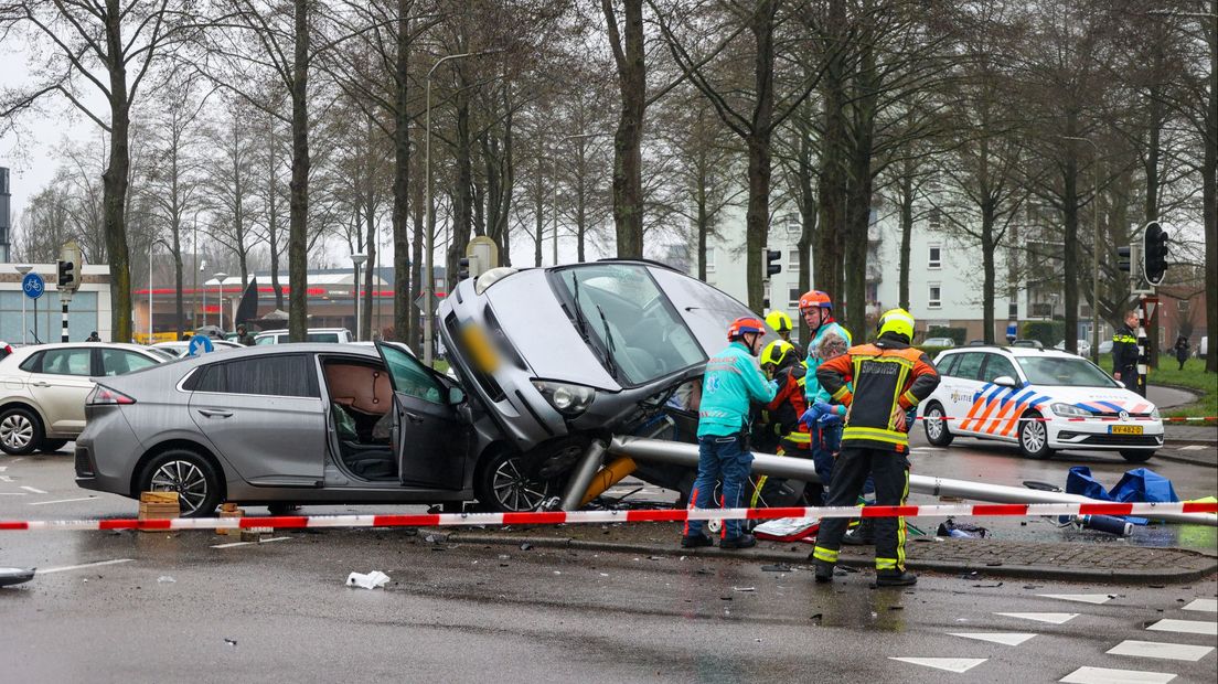 “Cyclist Injured in Collision with Motorist on Toneellaan Roundabout”