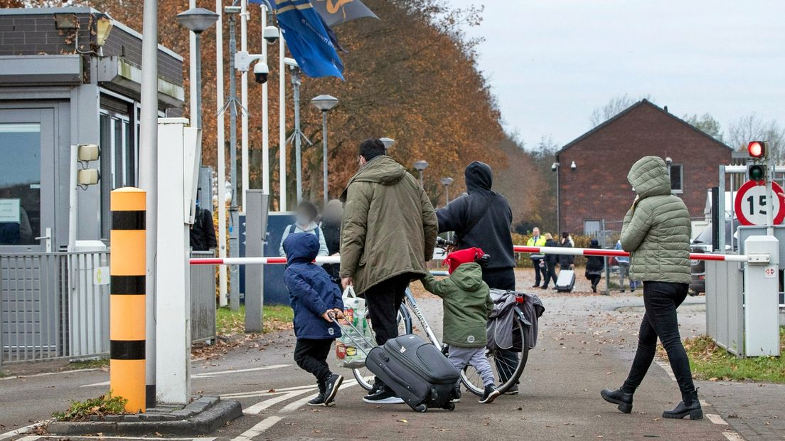 Mensen melden zich aan bij het aanmeldcentrum in Ter Apel