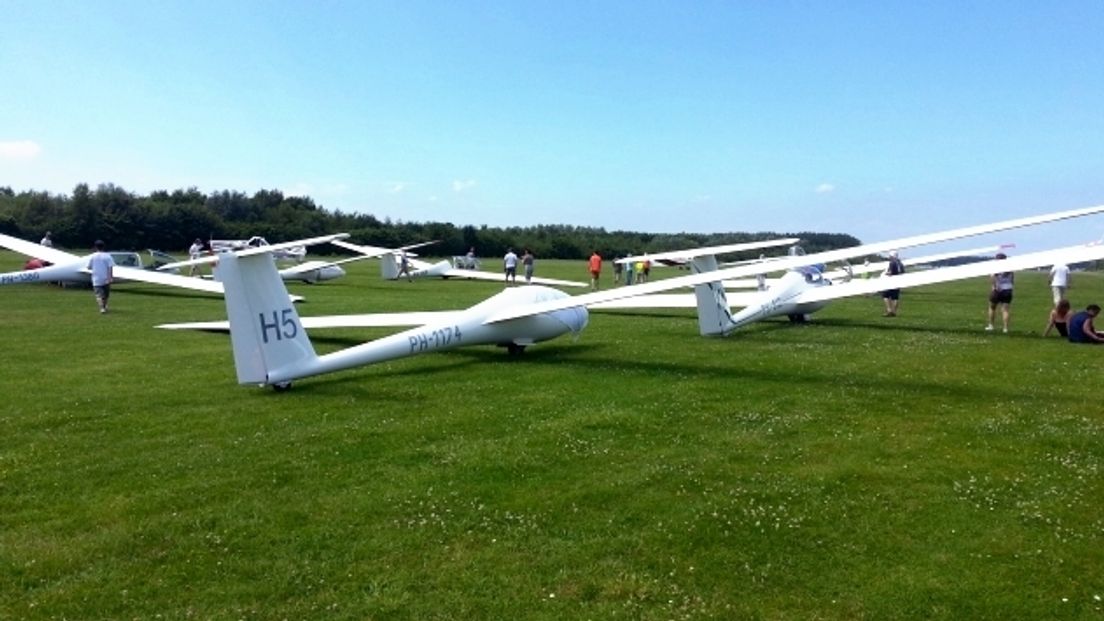 Zweefvliegtuigen aan de grond in Axel
