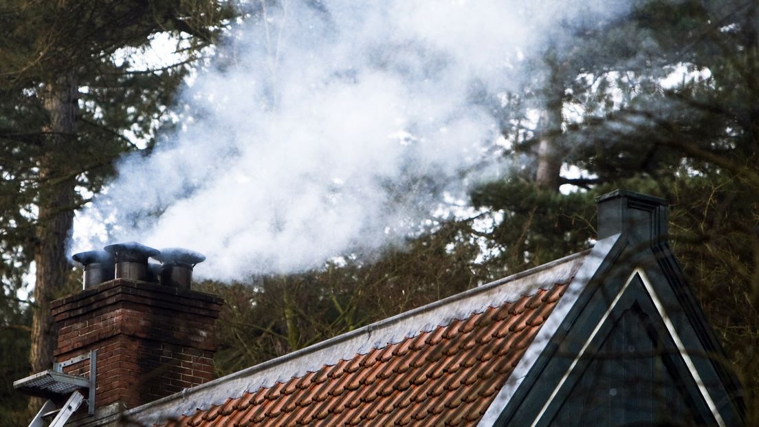 Rook uit de schoorsteen van een huis
