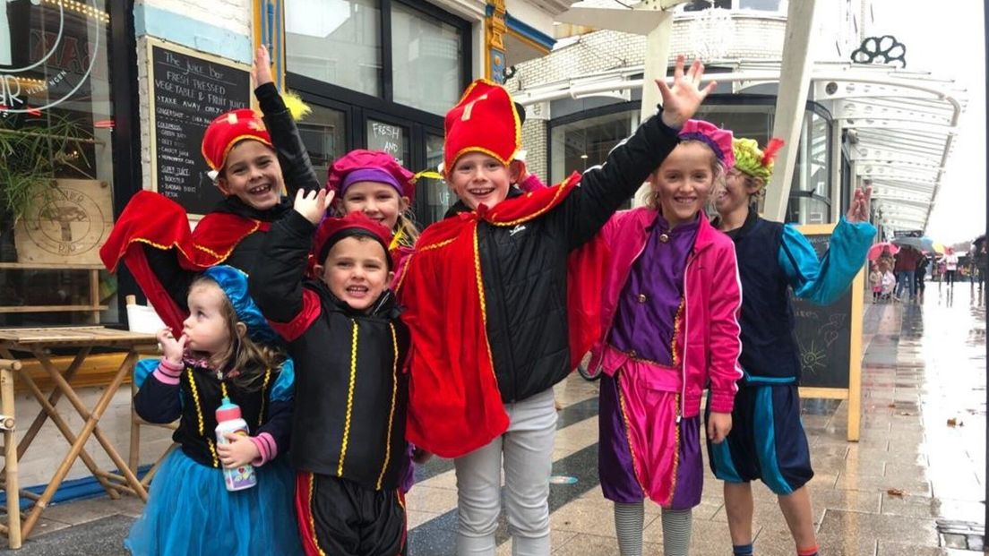 Kinderen in Vlissingen waren verkleed en stonden te wachten op Sint en Piet