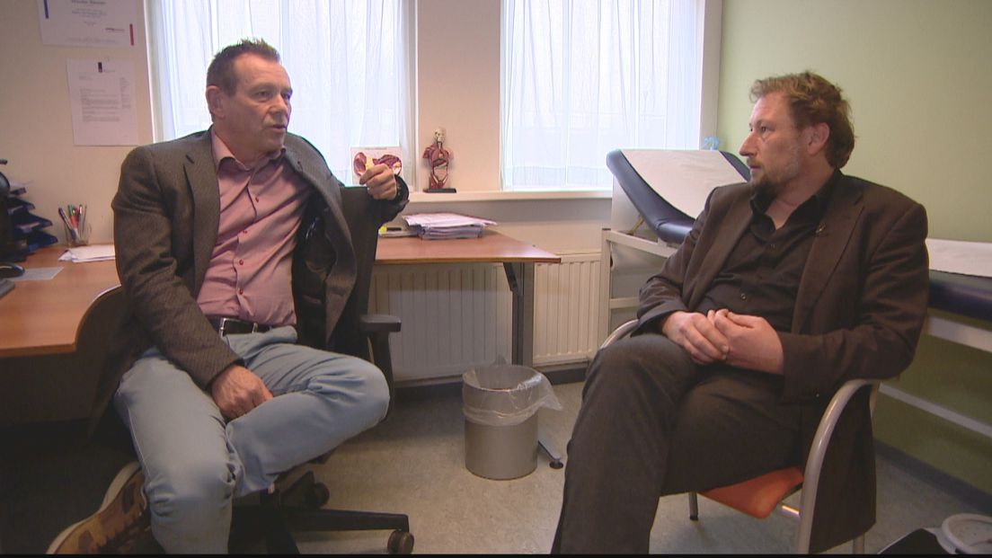 Wouter Beelen en Ralph van de Wijnckel bespreken een consult met een patiënt na