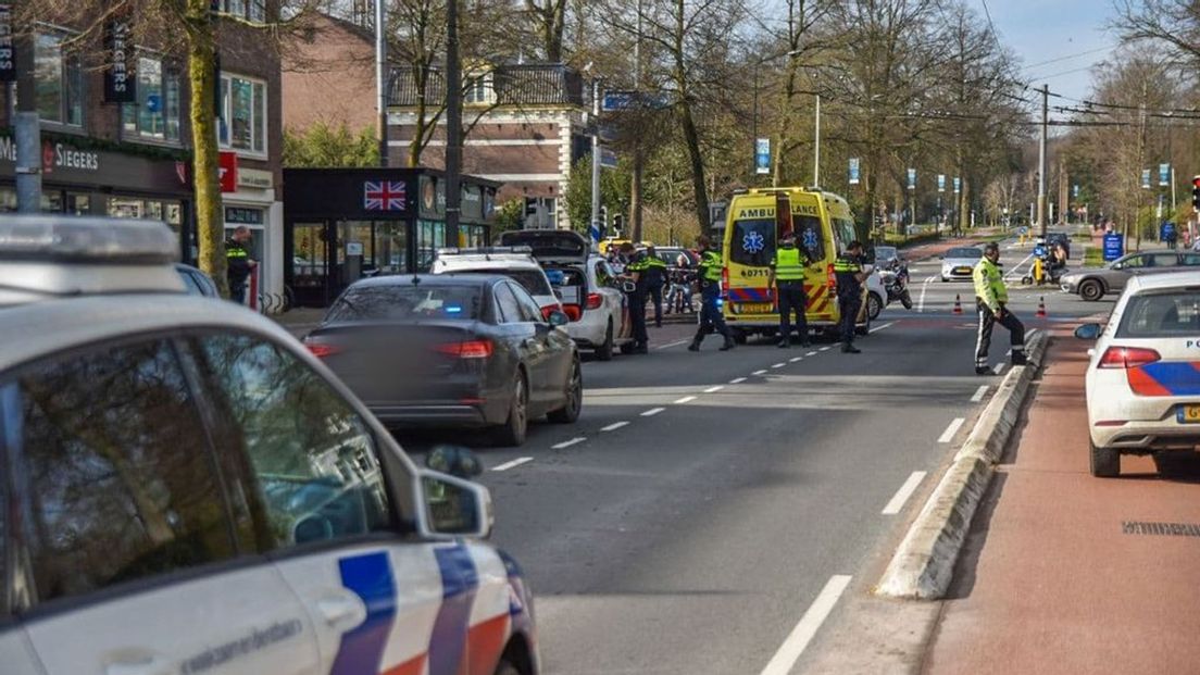 Politie en een ambulance op de Utrechtseweg in Oosterbeek.