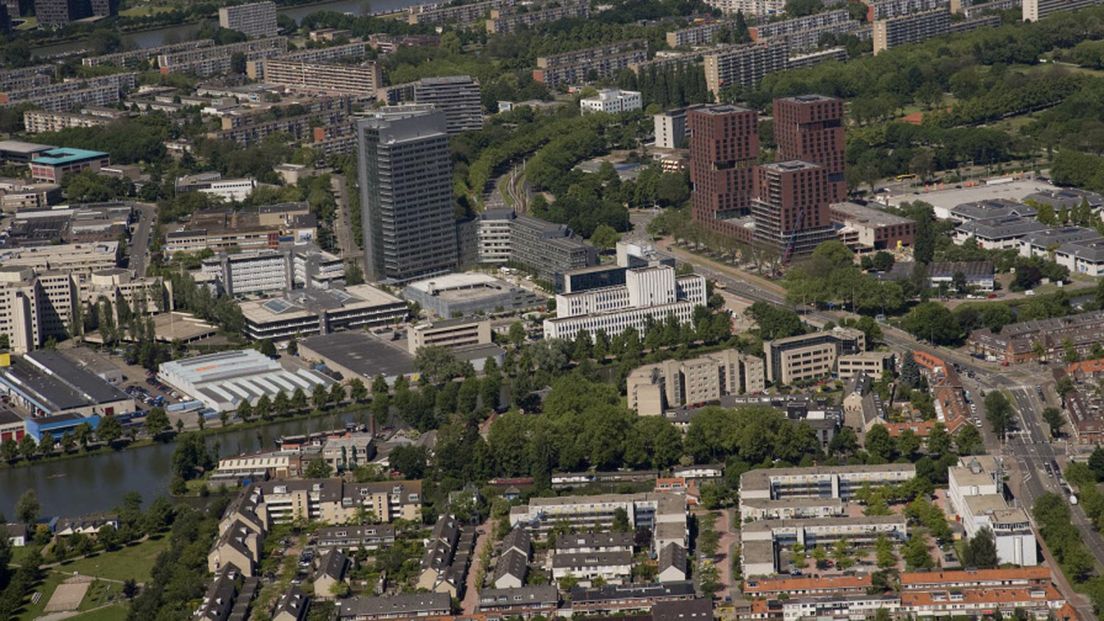 Luchtfoto van het Merwedekanaal en omliggende bebouwing.