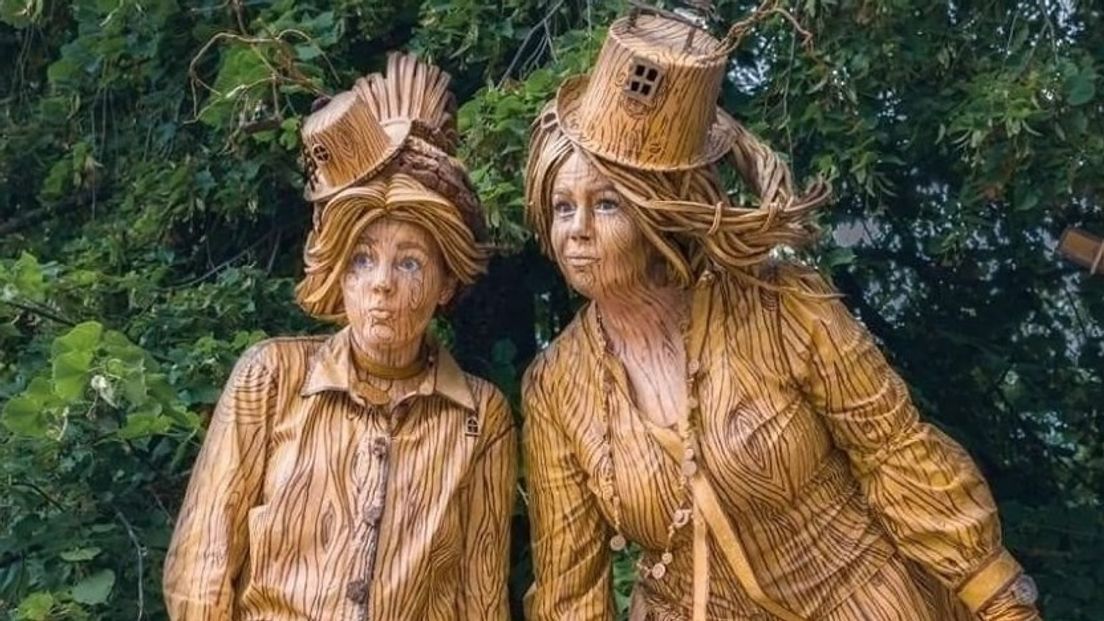 Monika van der Ree en Amber Houtzager waren verkleed als standbeelden van hout