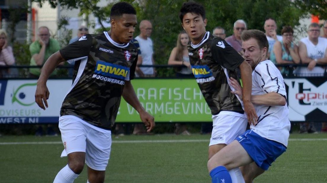 Bradley de Nooijer in actie voor FC Dordrecht