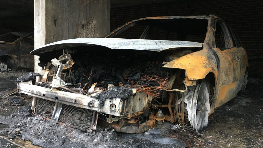 Uitgebrande auto onder flat Wateringse Veld