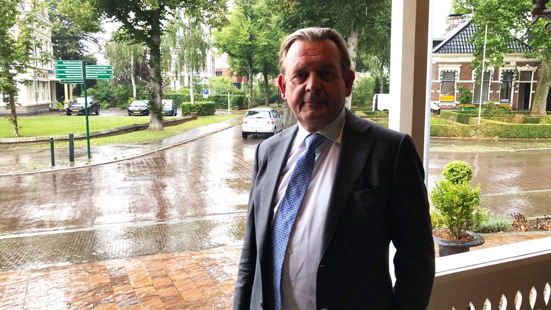 Nationale Ombudsman Reinier van Zutphen tijdens een eerder bezoek aan Loppersum
