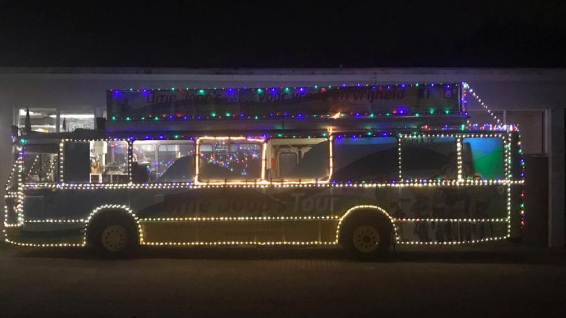 De bus van Ome Joop's Tour in kerstsfeer.