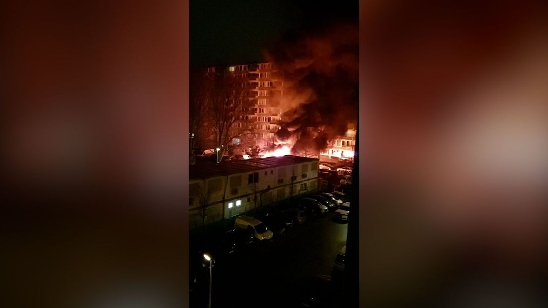 Omwonenden zagen omstreeks 05.00 uur een enorme vlammenzee bij hun flat en alarmeerden de brandweer.