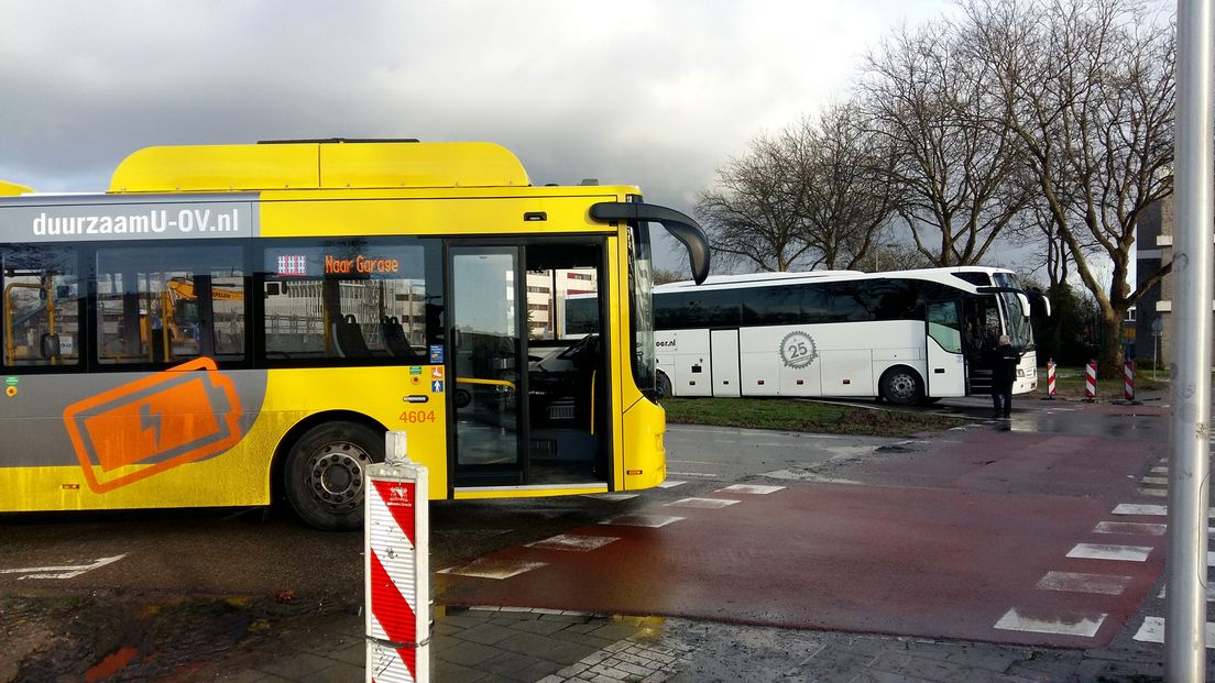 U-OV bus staat stil op Anne Frankplein in Utrecht