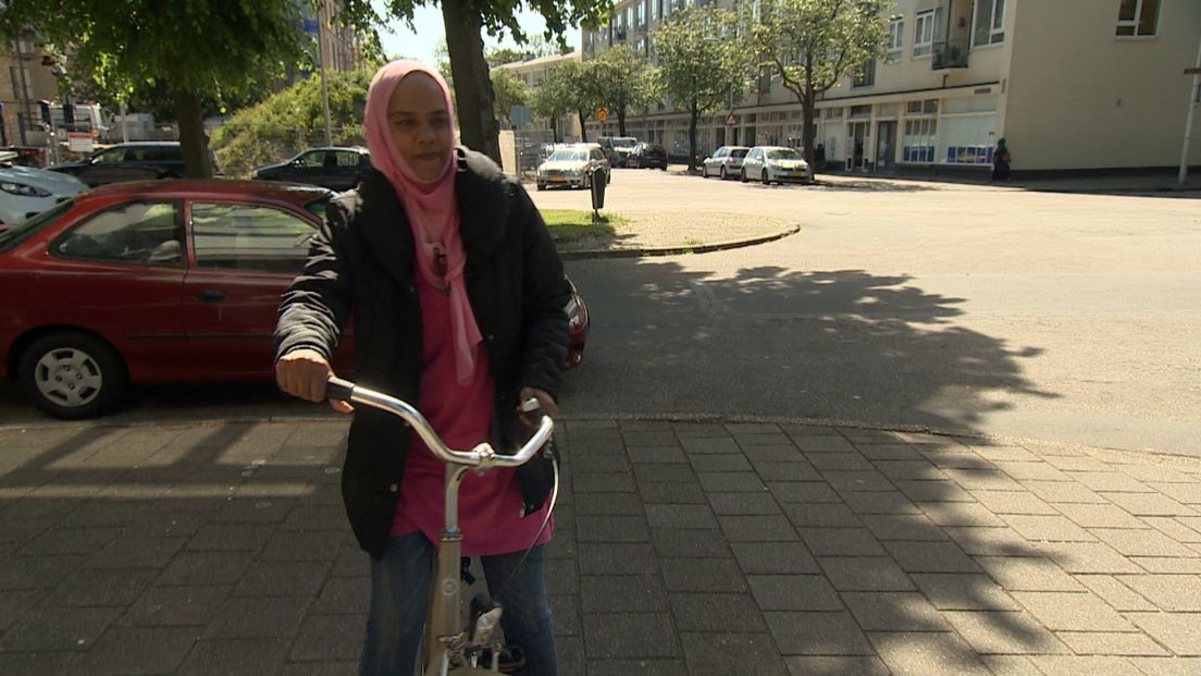 Hajat Mohamed krijgt fietsles. 
