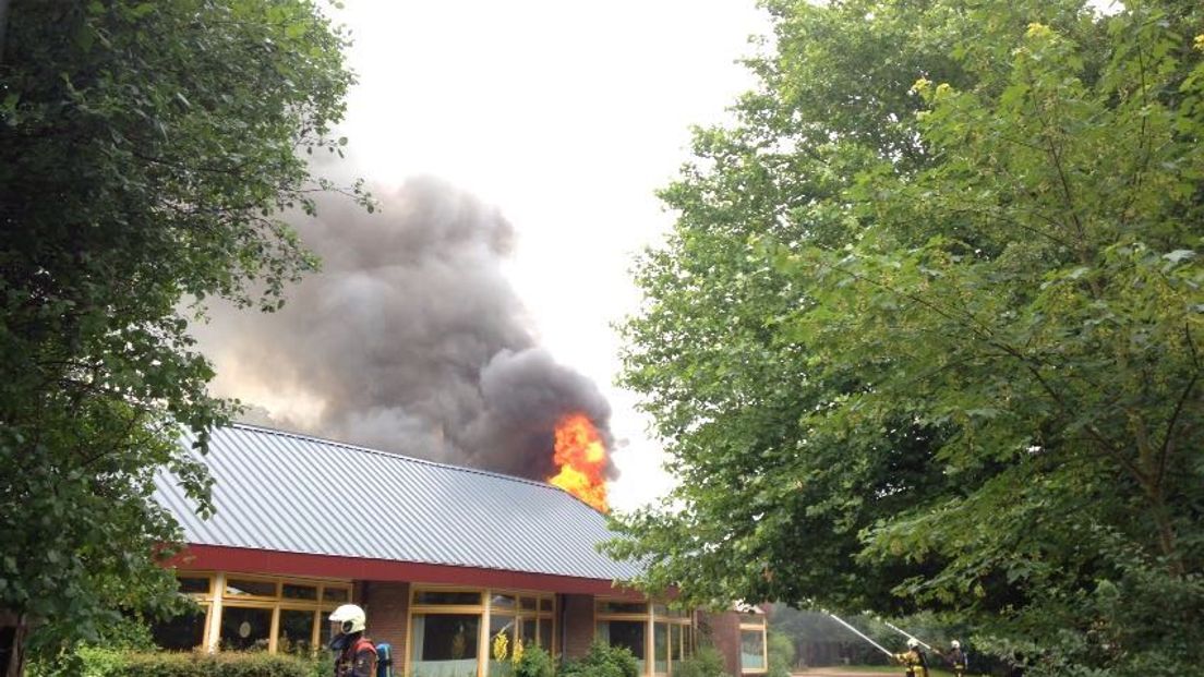 De grote uitslaande brand in de Vrije School de Berkel aan de Weerdslag in Zutphen is onder controle. De school is ontruimd. De kinderen worden in een naastgelegen school opgevangen. Niemand raakte gewond.