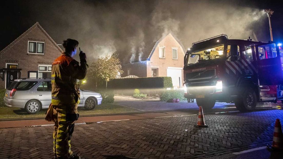 Een woning aan de Zuiderzeestraat in Wezep is onbewoonbaar door een brand in de nacht van woensdag op donderdag. De brand woedde in de schoorsteen.