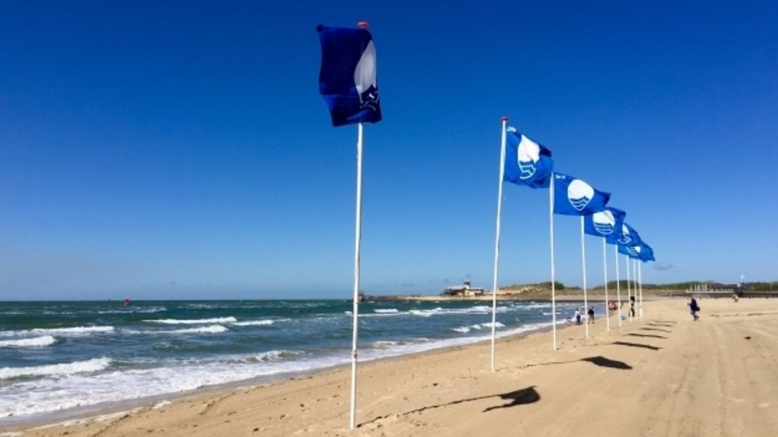 Blauwe vlaggen op het Zeeuwse strand