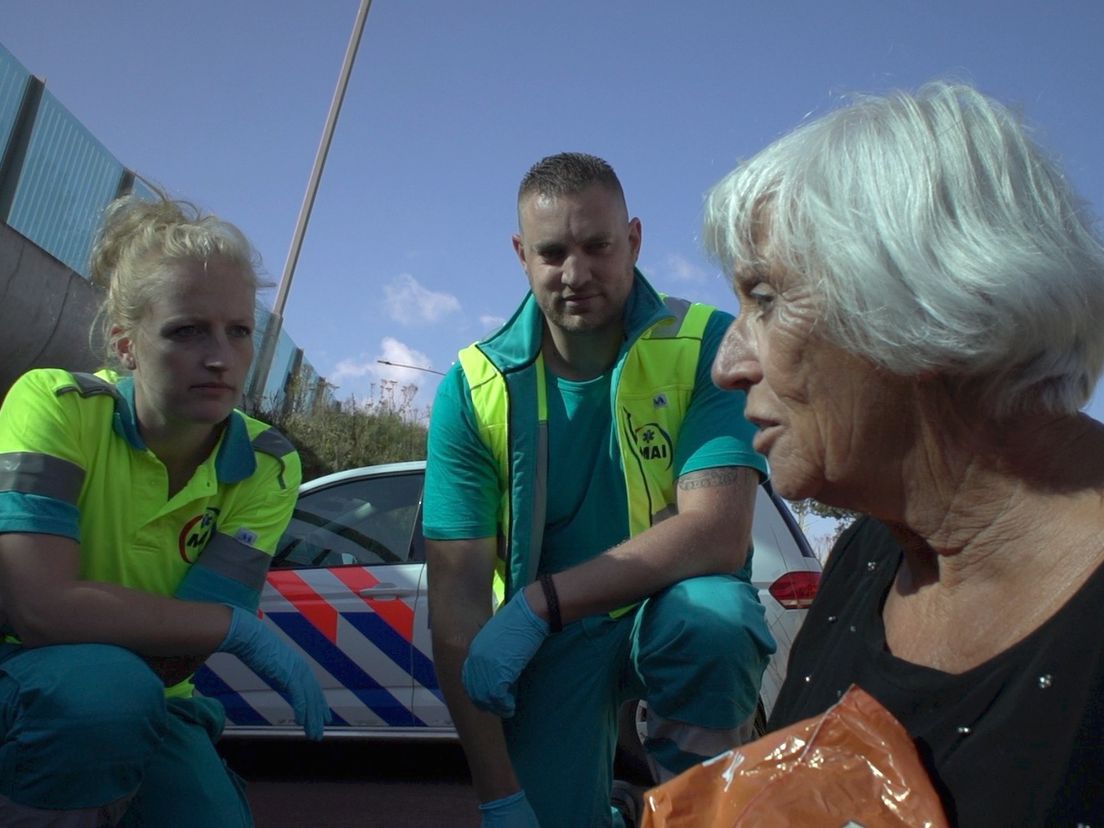 Medewerkers van de psycholance bij een patiënt in een geënsceneerd scenario (Rechten: RTV Drenthe/Jeroen Kelderman)