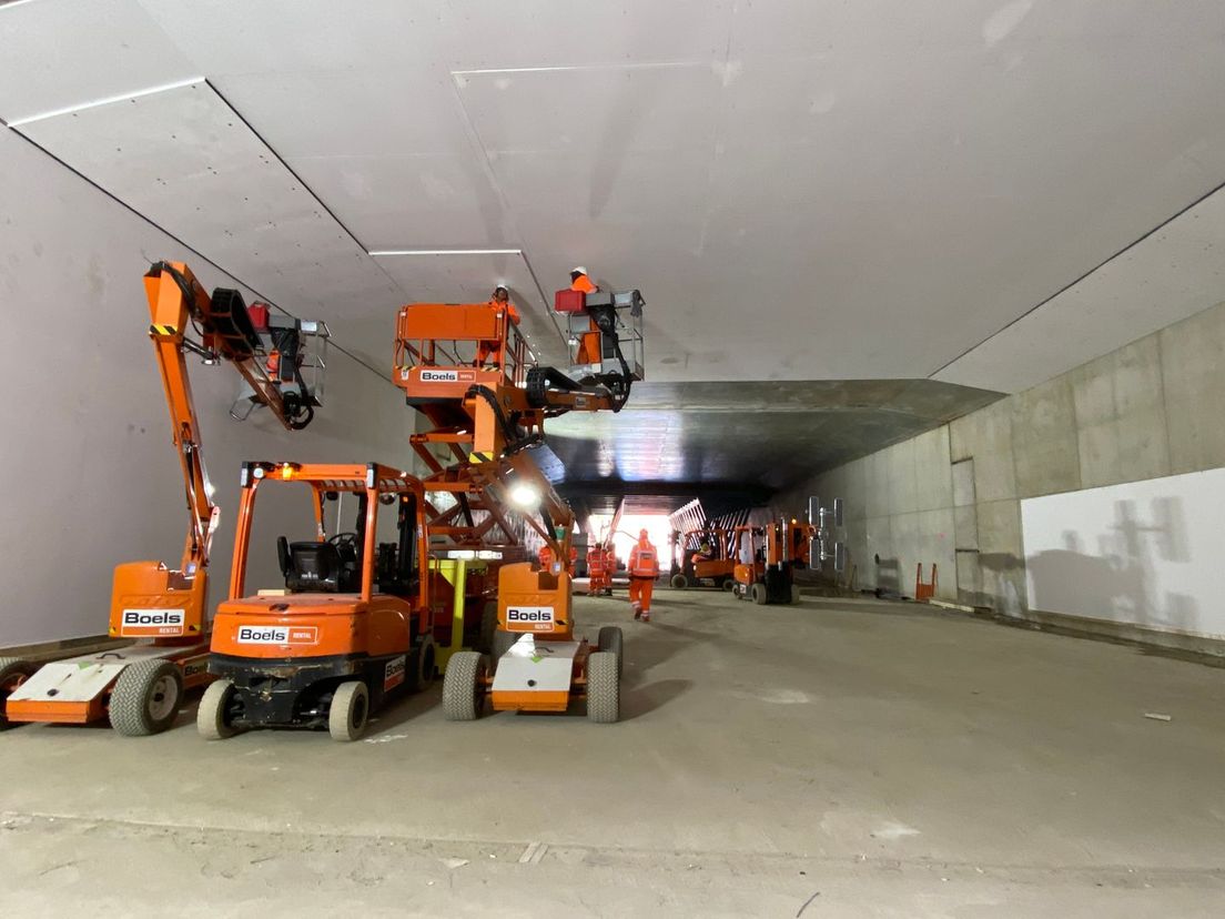 In de tunneldelen die gereed zijn wordt al brandwerend materiaal aangebracht