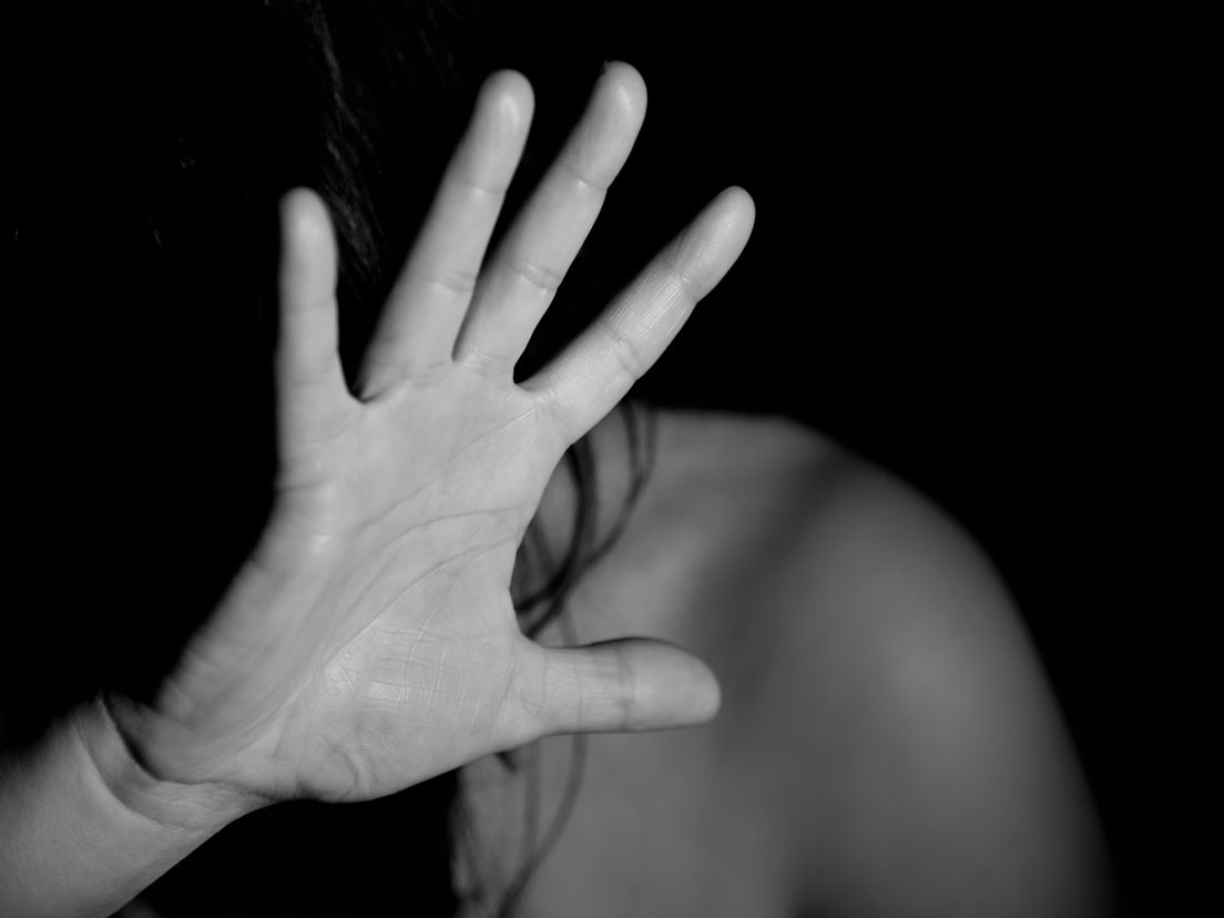 Een vrouw verweert zich tegen geweld (Bron: Pexels)