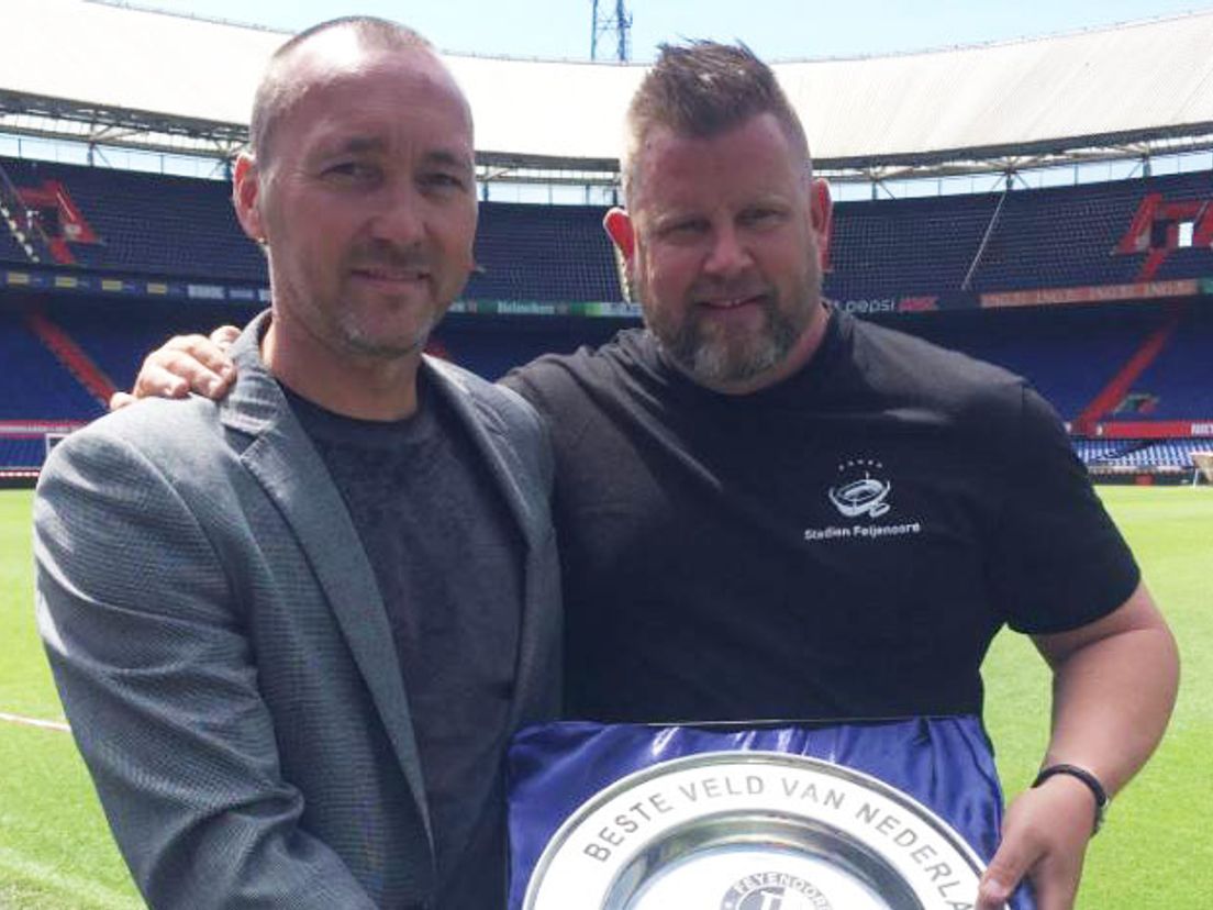 Grasmeester Erwin Beltman krijgt schaal voor beste grasveld
