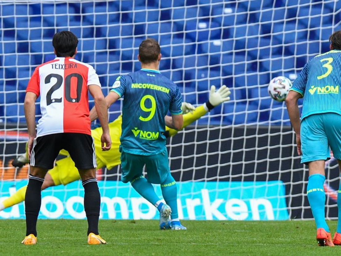 Lennart Thy schiet een strafschop binnen en zorgt voor de 1-1 bij Feyenoord-Sparta. (VK Sportphoto - Yannick Verhoeven)
